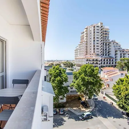 Holidays Near The Strip شقة