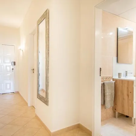 Holidays Near The Strip Apartment