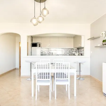 Holidays Near The Strip Apartment